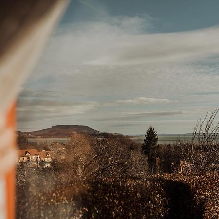 Mandulas Kabin A Kishaz Dezsaval Es Kilatassal A Balatonra Balatongyörök Exteriér fotografie