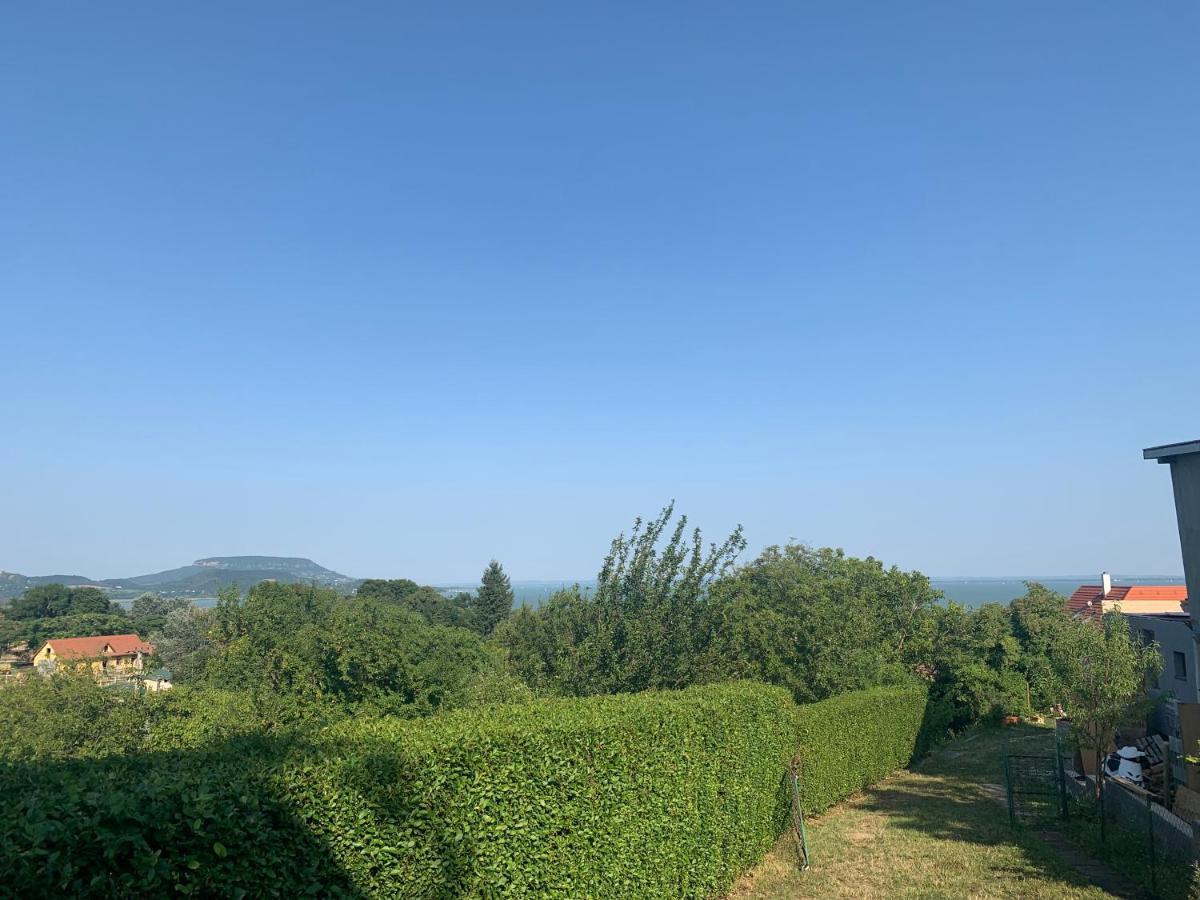 Mandulas Kabin A Kishaz Dezsaval Es Kilatassal A Balatonra Balatongyörök Exteriér fotografie
