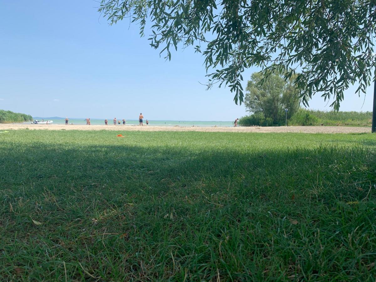 Mandulas Kabin A Kishaz Dezsaval Es Kilatassal A Balatonra Balatongyörök Exteriér fotografie