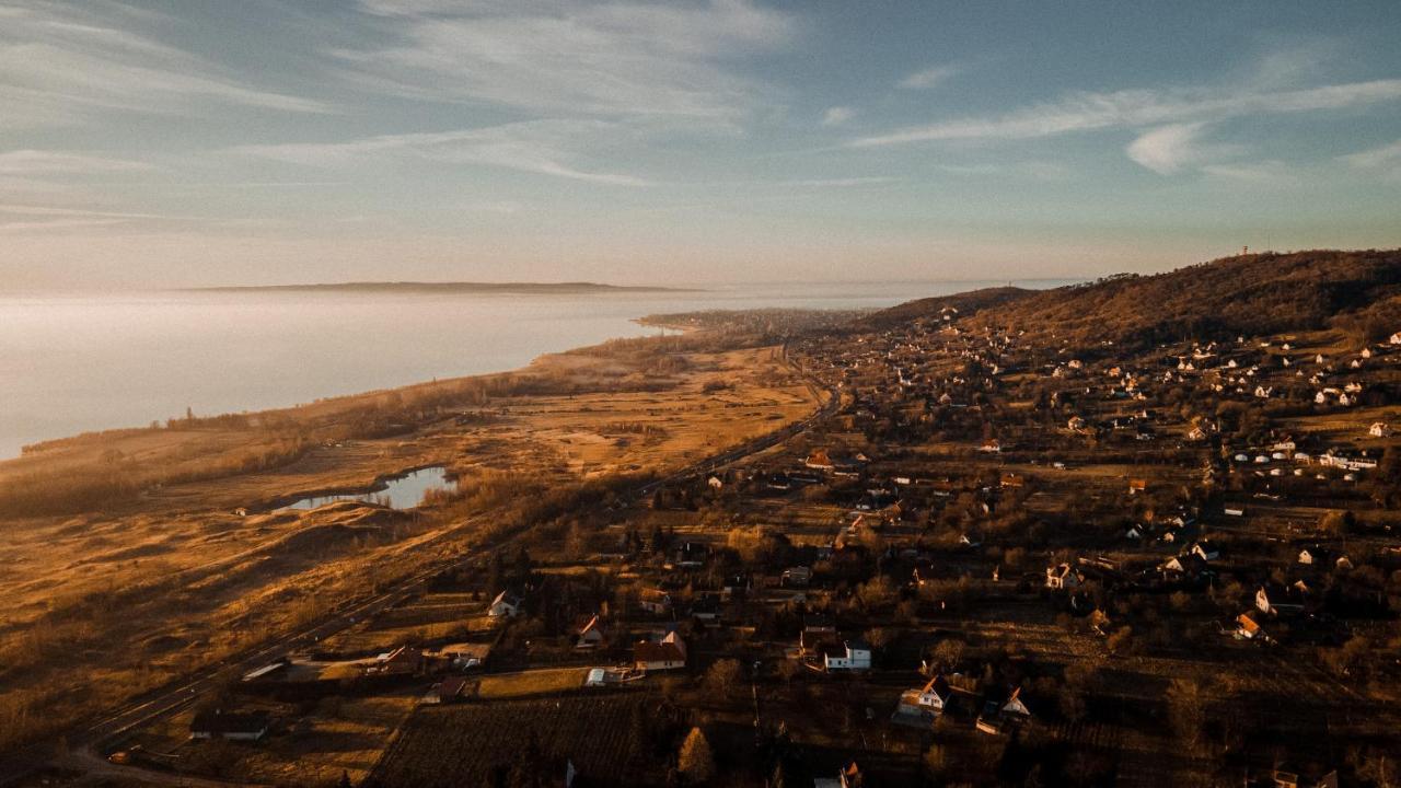 Mandulas Kabin A Kishaz Dezsaval Es Kilatassal A Balatonra Balatongyörök Exteriér fotografie