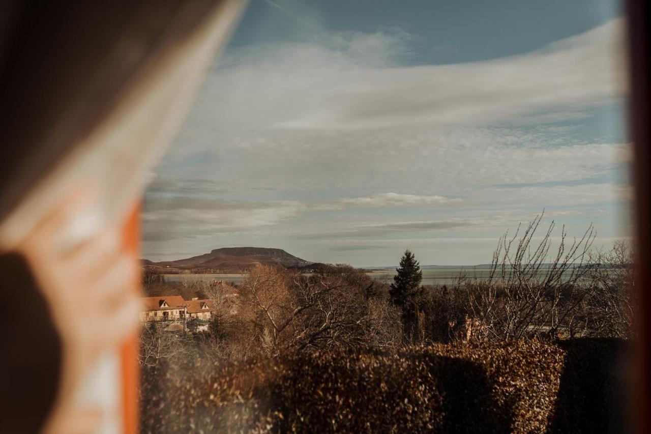 Mandulas Kabin A Kishaz Dezsaval Es Kilatassal A Balatonra Balatongyörök Exteriér fotografie